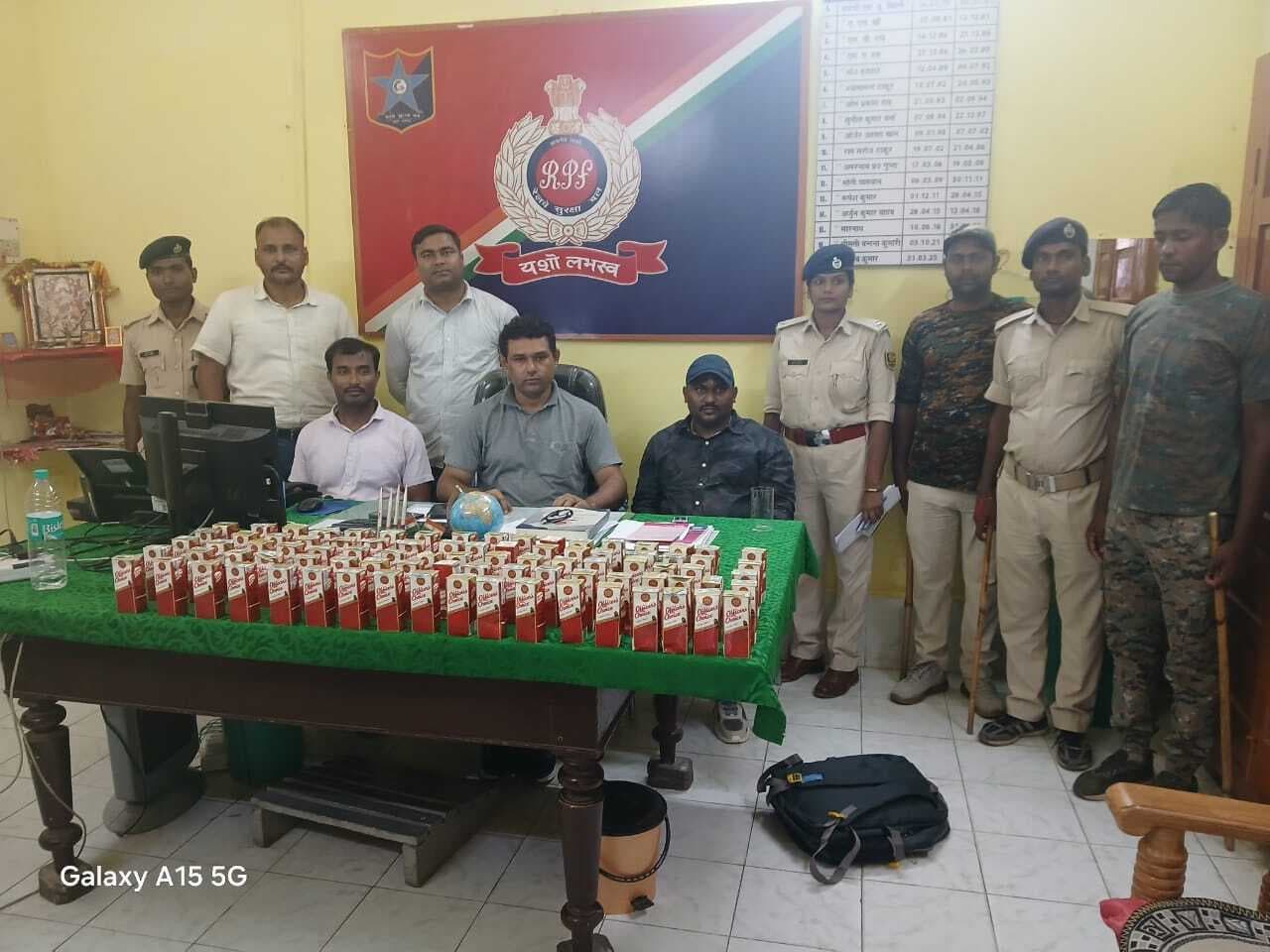 हाटे बाजार एक्सप्रेस के एसी कोच से 87 बोतल विदेशी शराब बरामद