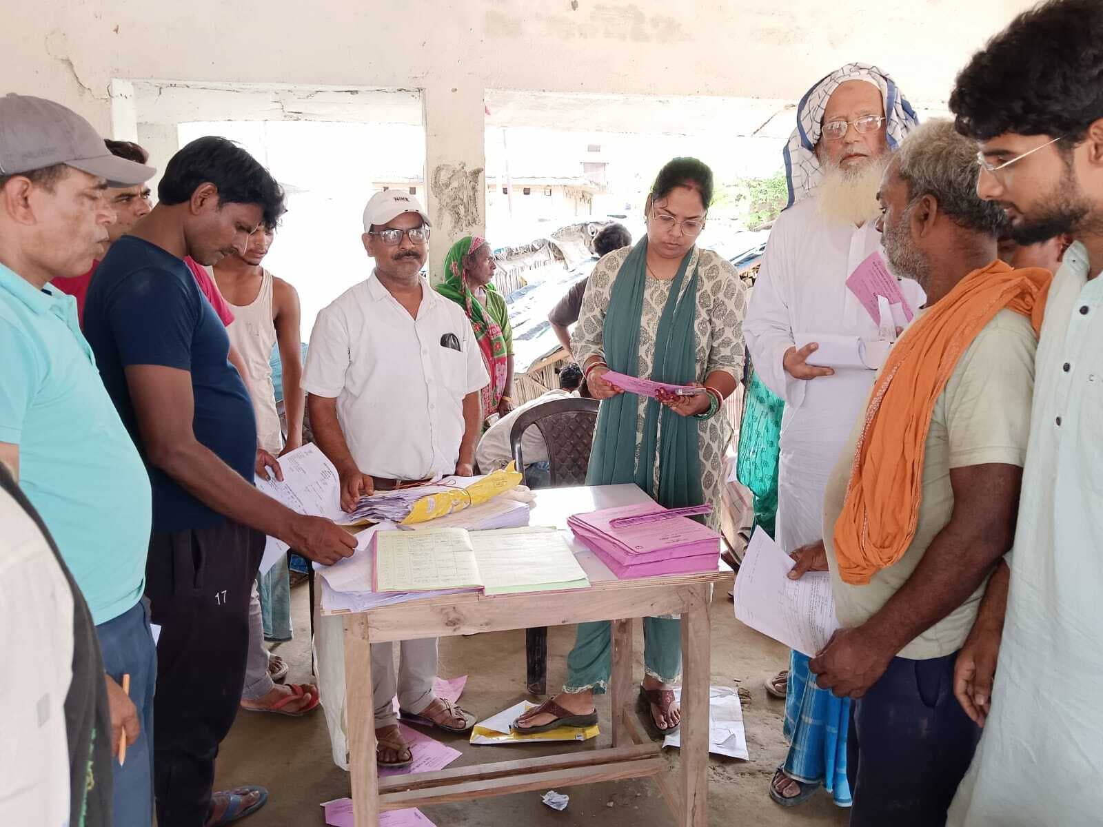 राजस्व अभियान की हुई शुरुआत, कागजात के साथ पहुंच रहे किसान