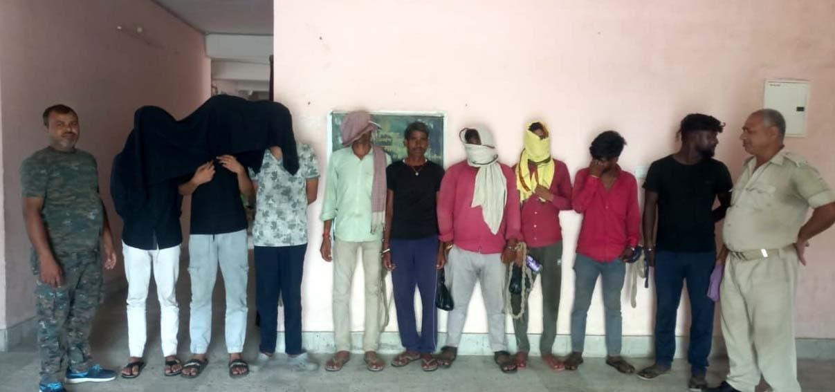 चार शराब तस्कर समेत आठ गिरफ्तार