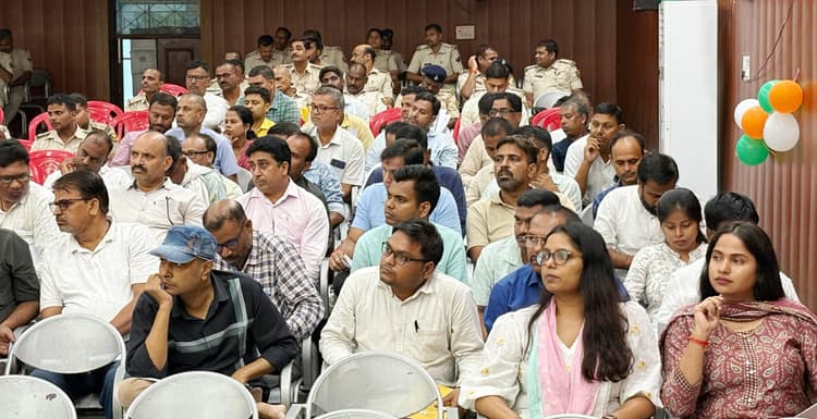 चुनाव कार्य संवैधानिक व राष्ट्रीय दायित्व, लापरवाही अक्षम्य : डीएम