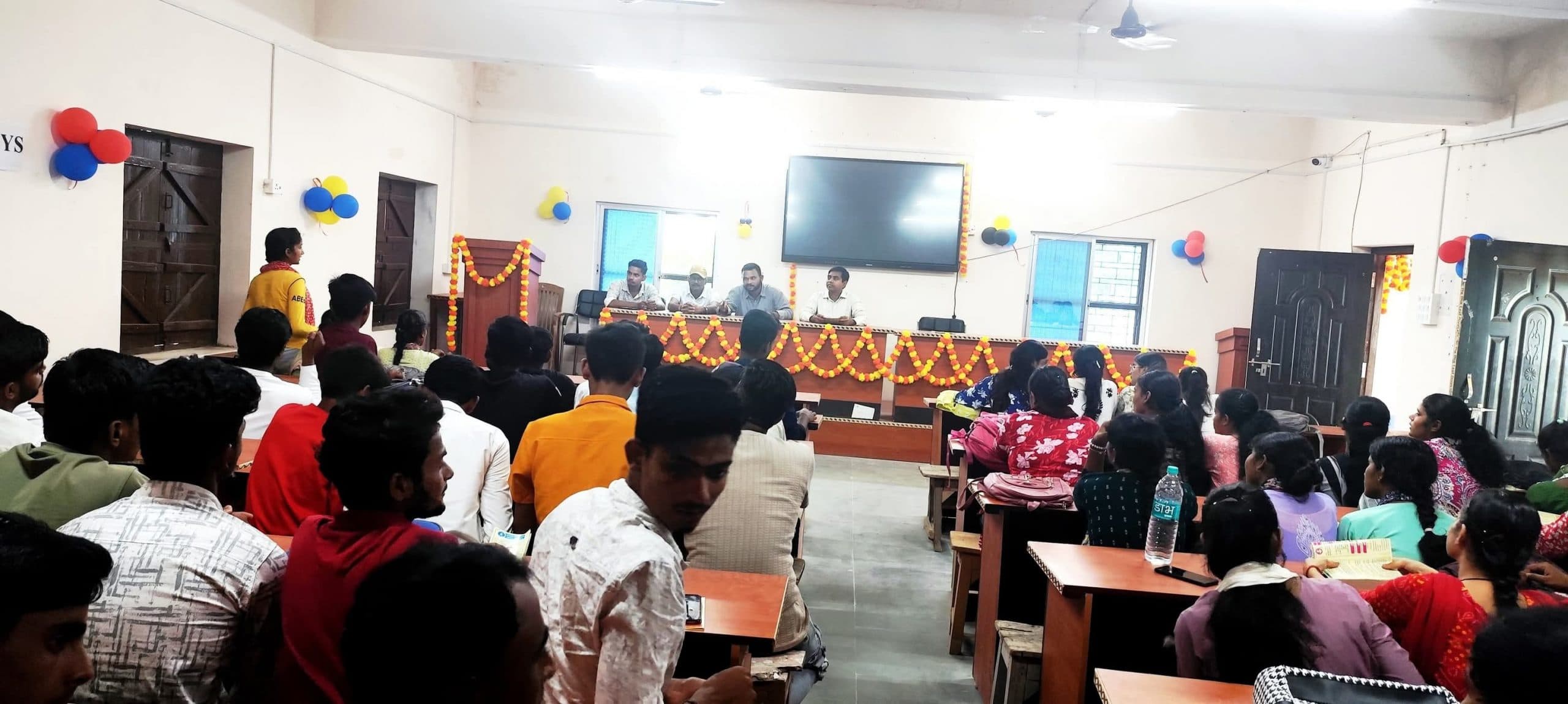 जीएलएम कॉलेज में छात्रों को स्टूडेंट क्रेडिट कार्ड पर किया जागरूक