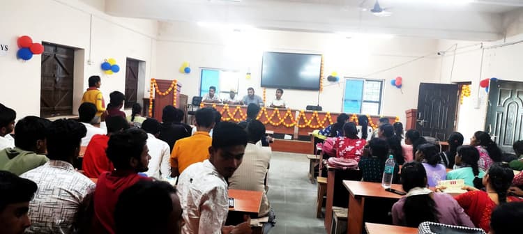 जीएलएम कॉलेज में छात्रों को स्टूडेंट क्रेडिट कार्ड पर किया जागरूक