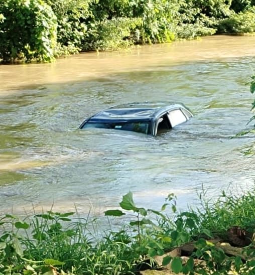 कार अनियंत्रित होकर नहर में पलटी, चालक जख्मी