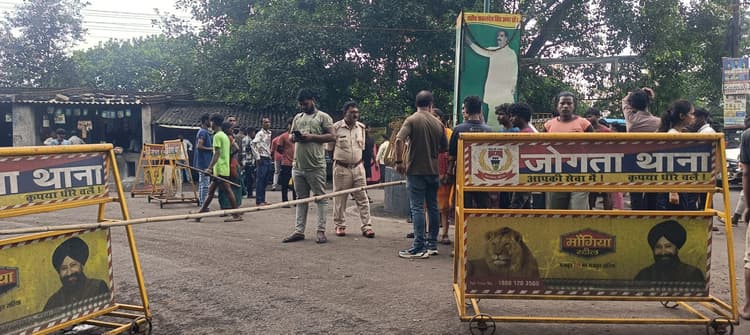 Dhanbad News : दूसरे दिन भी एक घर में दरार पड़ने से आक्रोशित लोगों ने की सड़क जाम, वार्ता