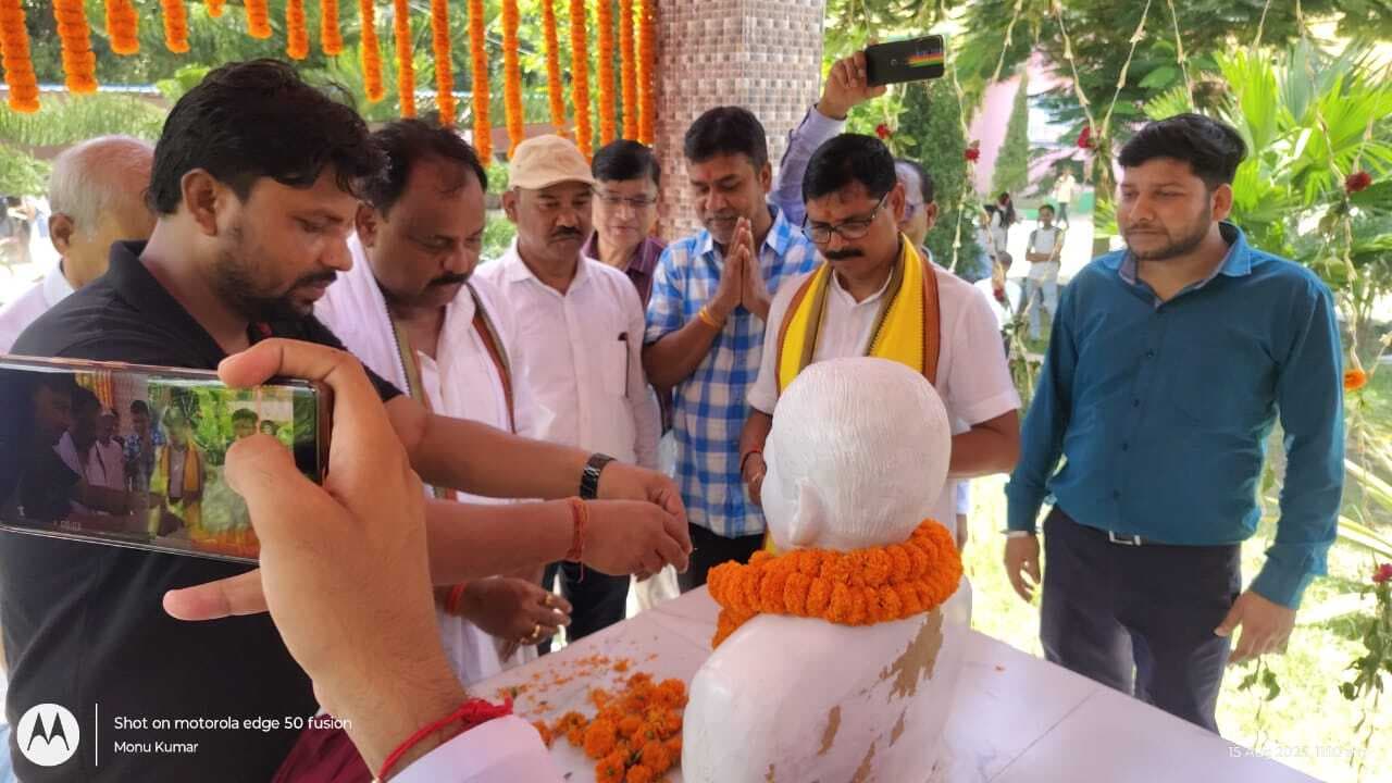 प्लस टू विद्यालय में भू-दाता की प्रतिमा का अनावरण