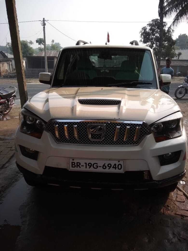 फलका में बरामदे पर खड़ी स्कॉर्पियो चोरी