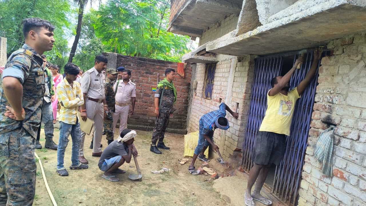 15 कांडों के आरोपित के घर की हुई कुर्की-जब्ती