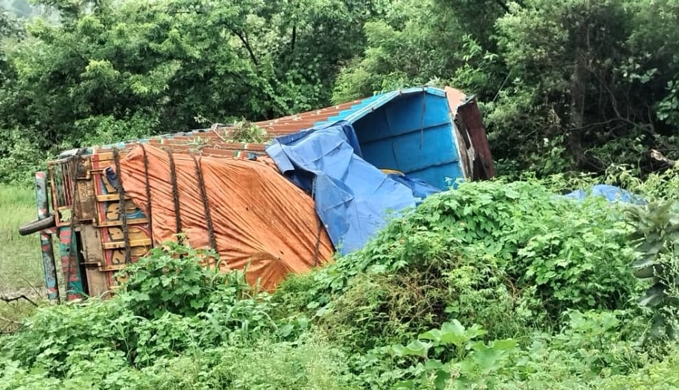 बंगाल से रांची जा रहे आलू लदा ट्रक पलटा