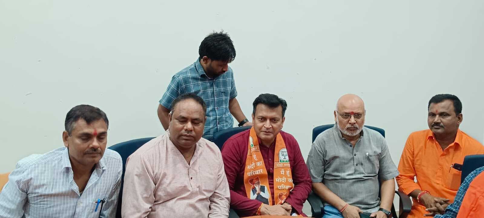 उधार की गांधी नाम ले कर घूम रहा है नकली गांधी : अजय आलोक