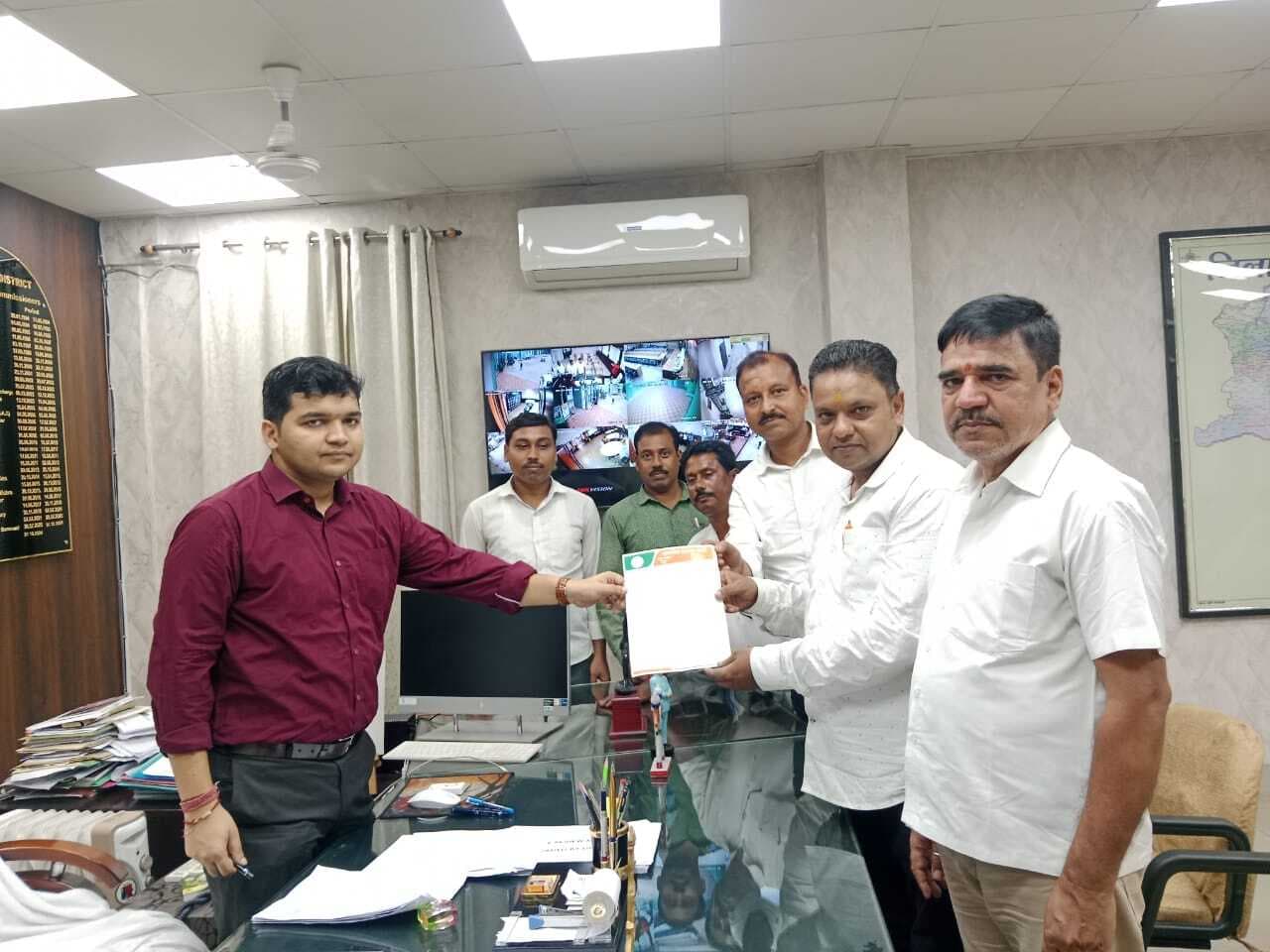 भाजपाइयों ने डीसी से की प्रतिमाओं के संरक्षण की मांग