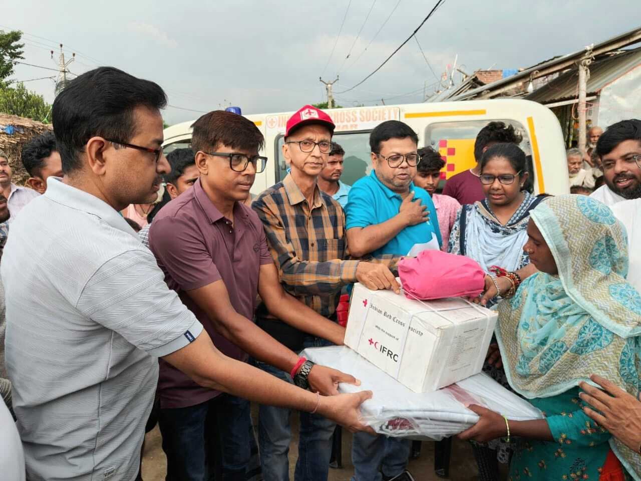 रेडक्रास ने अग्निपीड़ितों के बीच राहत सामग्री का किया वितरण