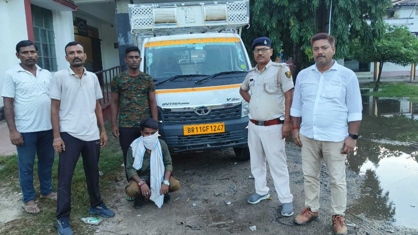 पिकअप से 455 लीटर शराब बरामद, तस्कर गिरफ्तार