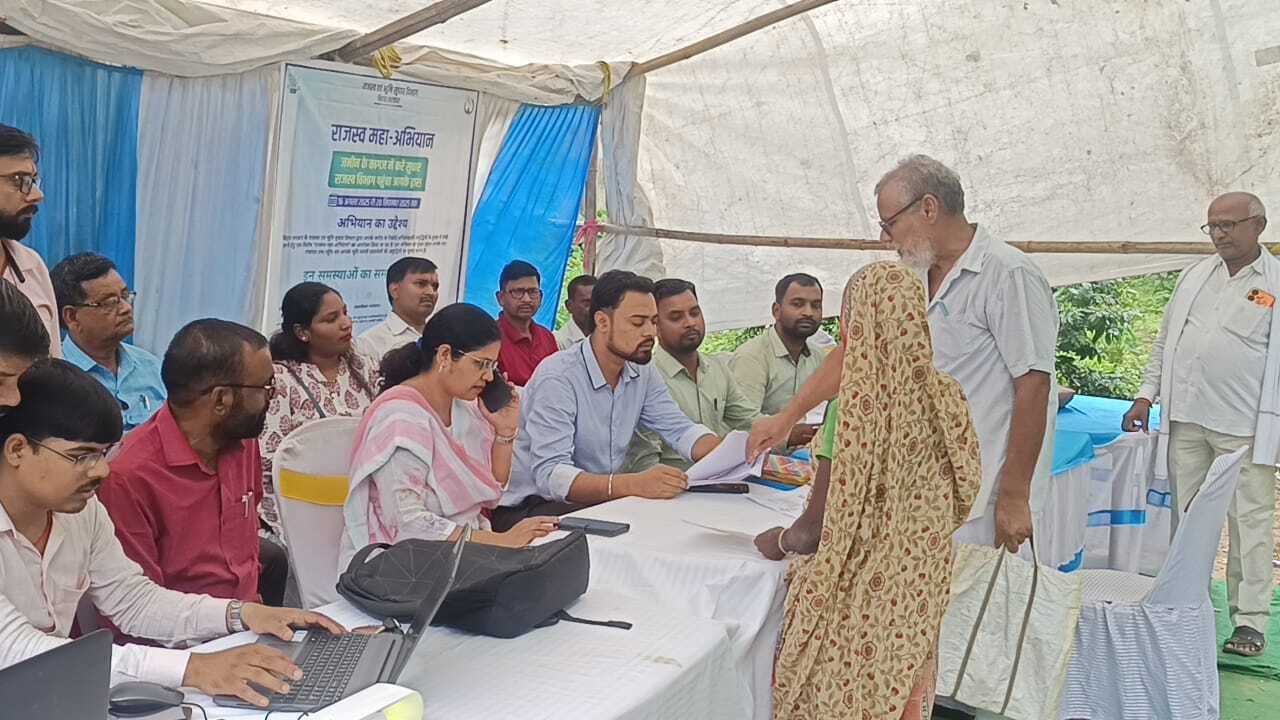 राजस्व महाअभियान की विशेष शिविर में उमड़ी जमीन धारकों की भीड़