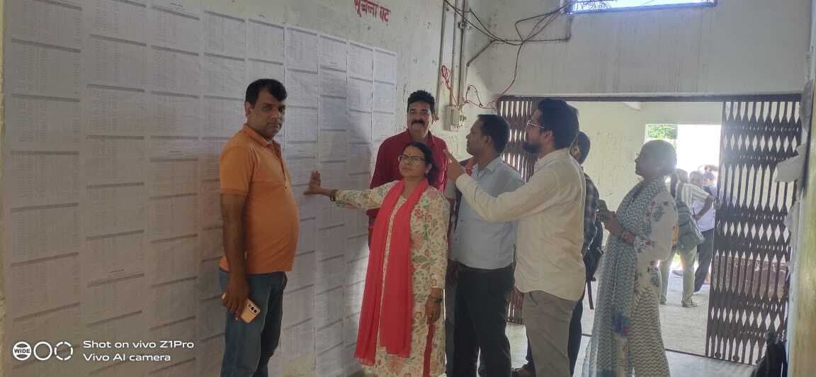 उदवंतनगर प्रखंड मुख्यालय में प्रारूप सूची प्रकाशित,देखने पहुंचे मतदाता