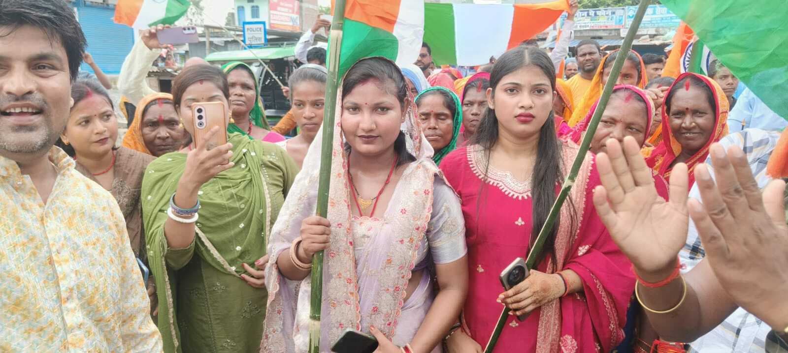 सेना के सम्मान में बसमतिया में निकाली गयी भव्य तिरंगा यात्रा