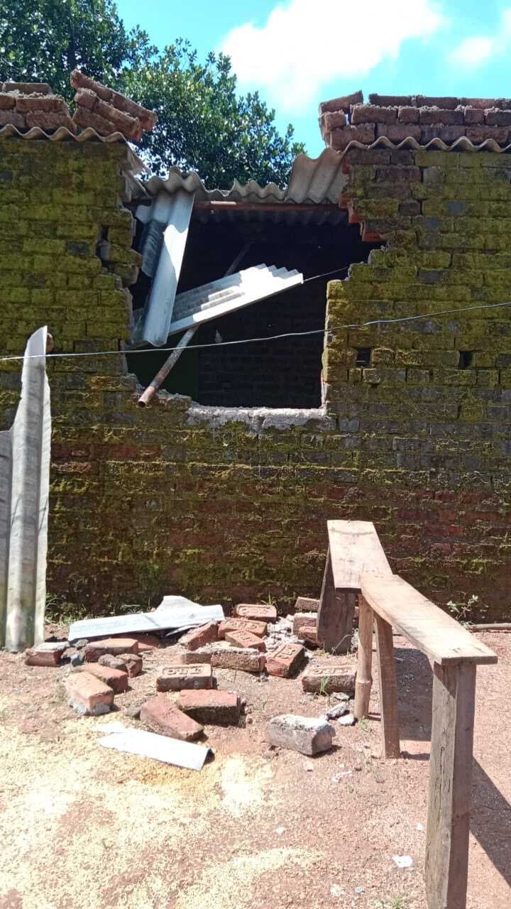 हाथी ने तोड़ा घर, ग्रामीण आतंकित