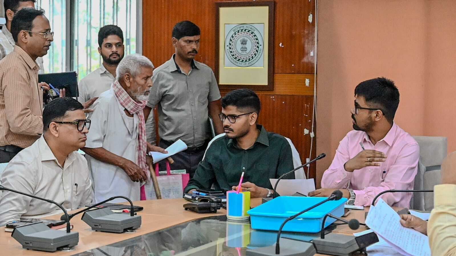 Deoghar News : जनता दरबार में मुआवजा से पेंशन तक की फरियाद, ऑन द स्पॉट समाधान से मिली राहत