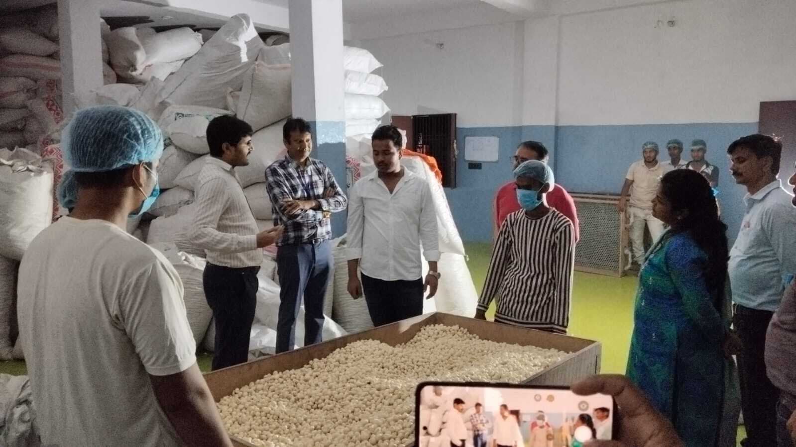 नेशनल मखाना उद्योग का डीएम ने किया अवलोकन