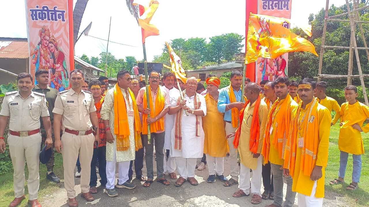 हरिनाम संकीर्तन को लेकर निकाली गयी कलश शोभायात्रा