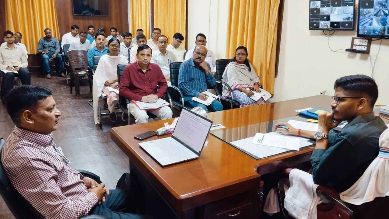 Deoghar News : केंद्रीय योजनाओं की होगी सघन पड़ताल, एनएलएम टीम को सहयोग करें : डीडीसी
