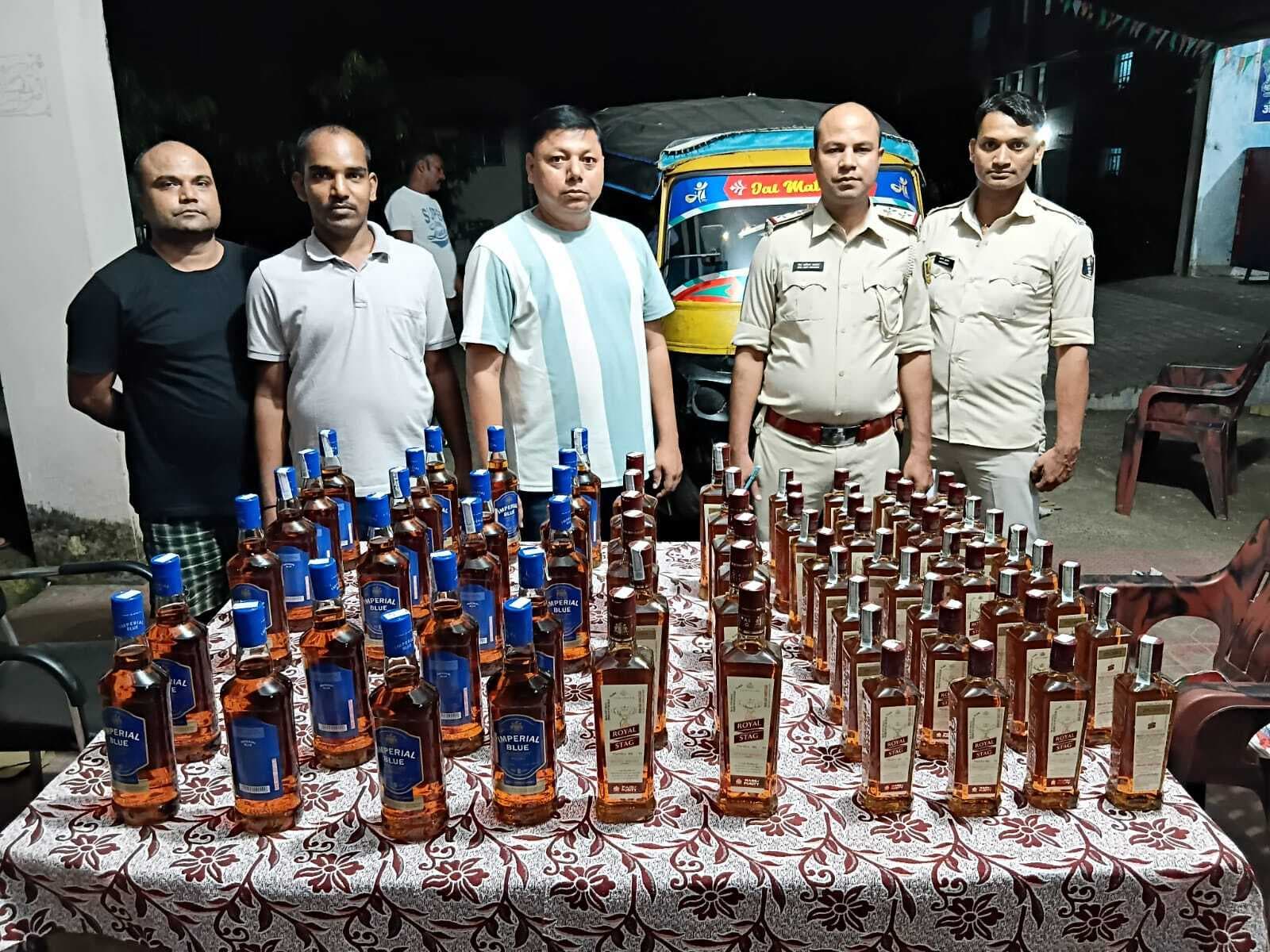 ऑटो से 71 बोतल विदेशी शराब किया बरामद