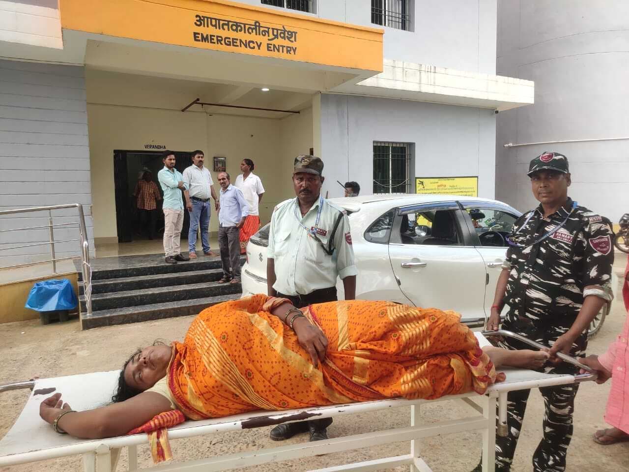 पिकअप की चपेट में आने से महिला जख्मी, रेफर