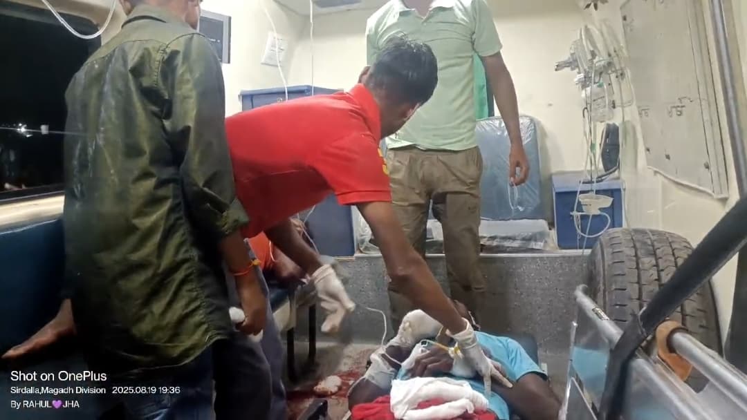 ट्रक की चपेट में आची बाइक, महिला सहित तीन गंभीर