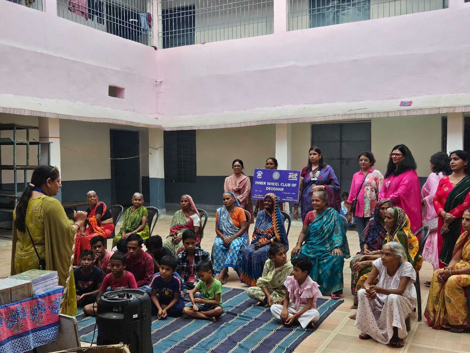 Deoghar news : इनरव्हील ने की चंदडीह वृद्धा आश्रम के बुजुर्गों के लिए प्रौढ़ शिक्षा अभियान की शुरुआत