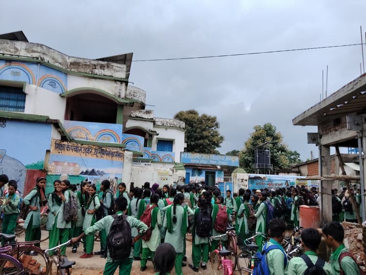 स्कूल में छात्र अधिक और कमरे कम हाेने से विद्यार्थियों को हो रही परेशानी