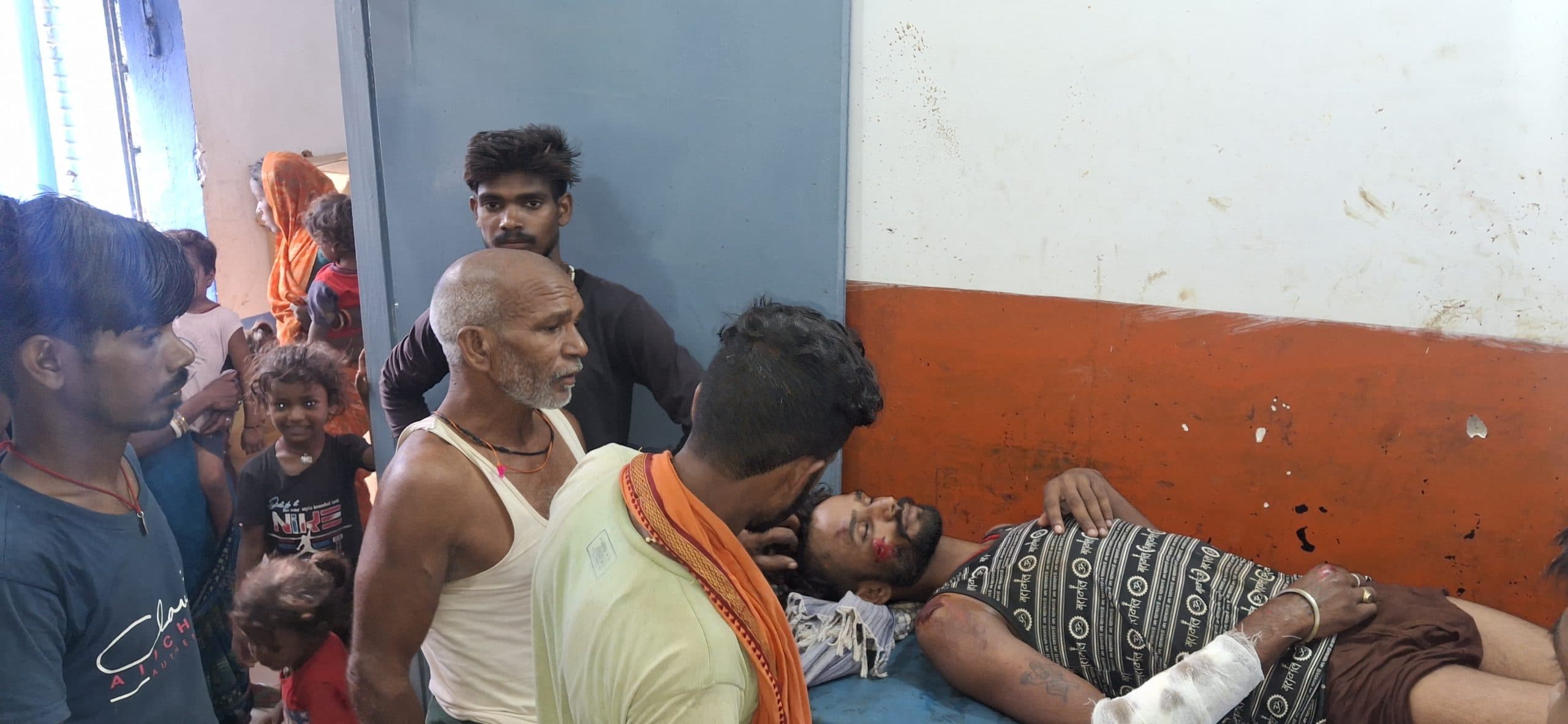 सड़क दुर्घटना में बाइक चालक समेत दो युवक जख्मी