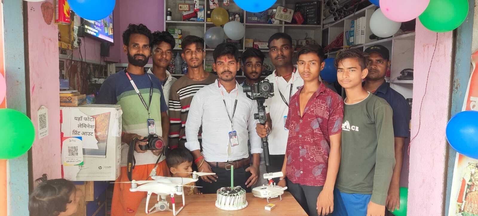 पुनावां में फोटोग्राफरों ने केक काटकर मनाया विश्व फोटोग्राफी दिवस