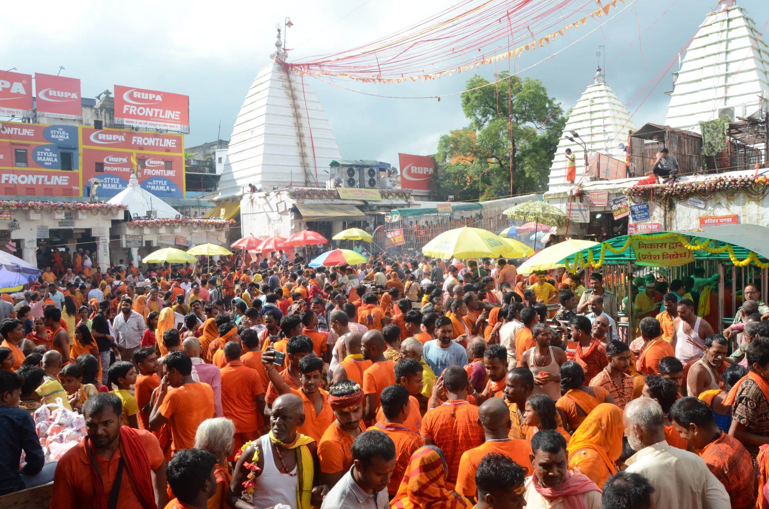 Deoghar News : शिवराम झा चौक में कतार में इंट्री का समय अब शाम चार बजे तक ही