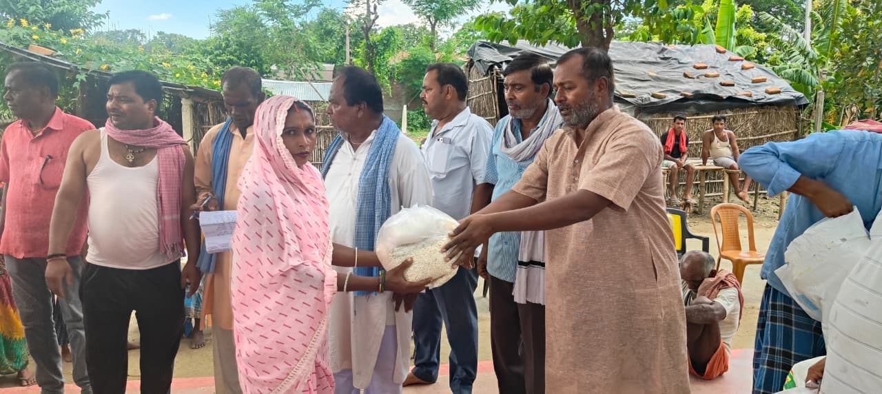 सैकड़ों बाढ़ पीड़ितों के बीच युवा शक्ति ने बांटा राहत सामग्री