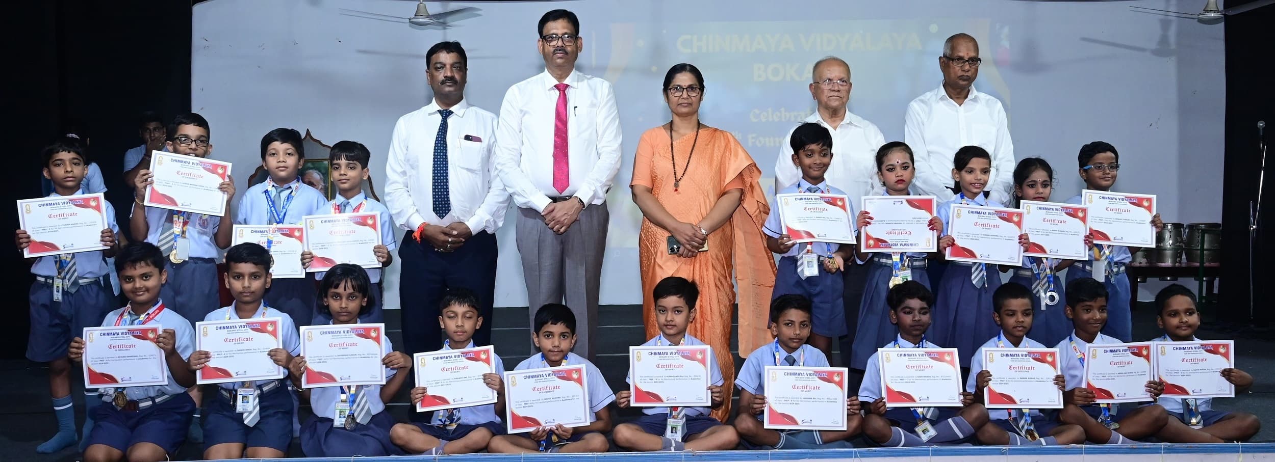 Bokaro News : नर्सरी से 11वीं तक के 120 टॉपर्स किये गये सम्मानित