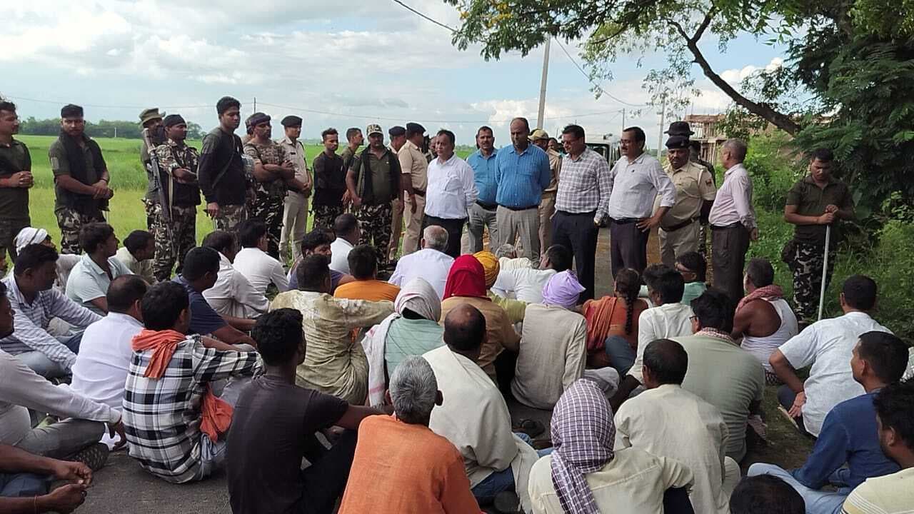 फसलों पर प्रशासन ने चलवाया बुलडोजर व ट्रैक्टर, किसानों से झड़प