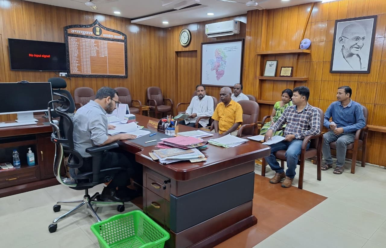 Seraikela Kharsawan News : सर! वृद्धाओं को नहीं मिल रही पेंशन