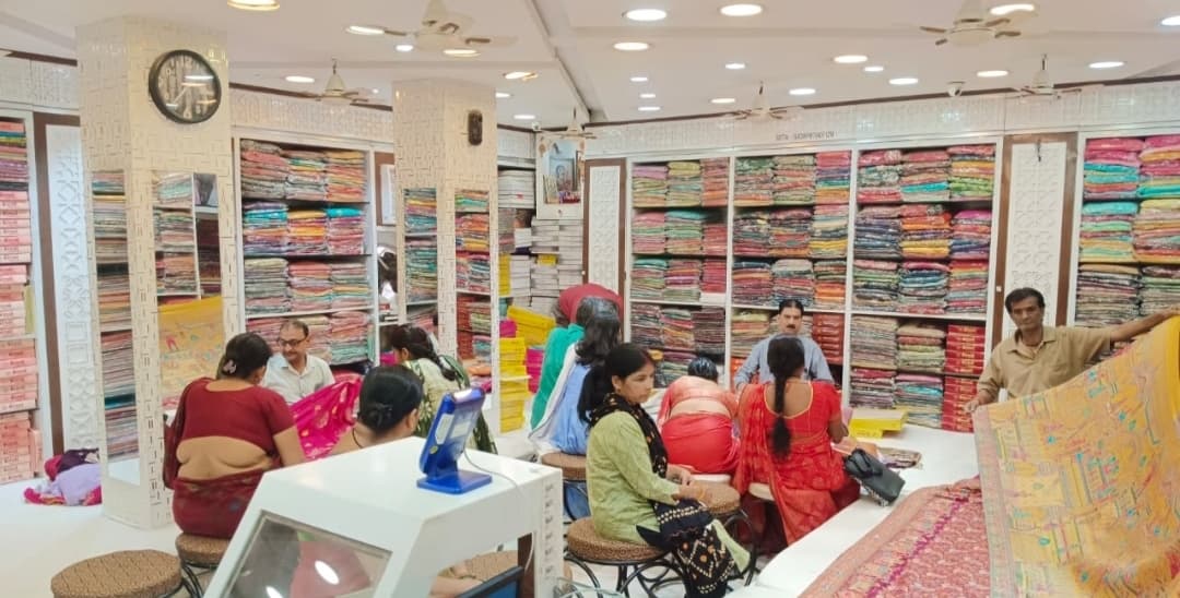 Gaya News : हरितालिका तीज पर साड़ियों की खरीदारी से गुलजार हुए बाजार