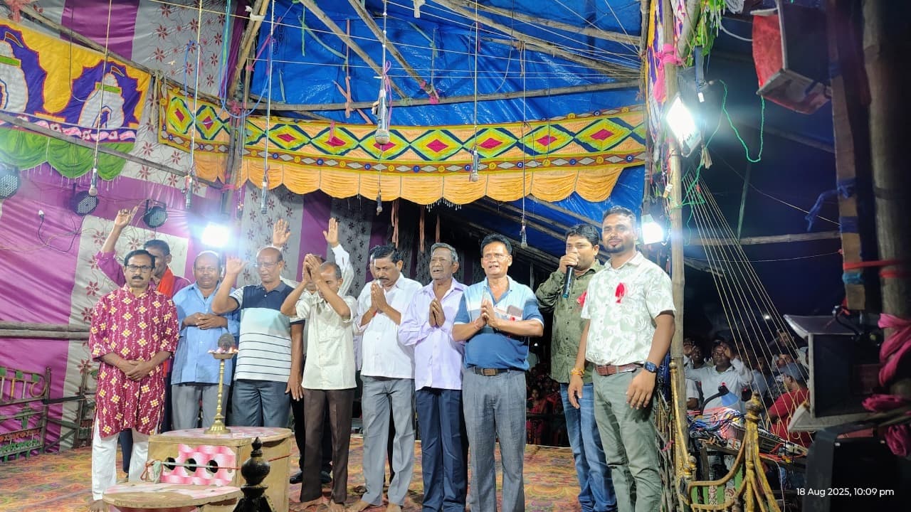 Seraikela Kharsawan News : नाटक से परंपरा व संस्कृति को जीवित रखने का संदेश