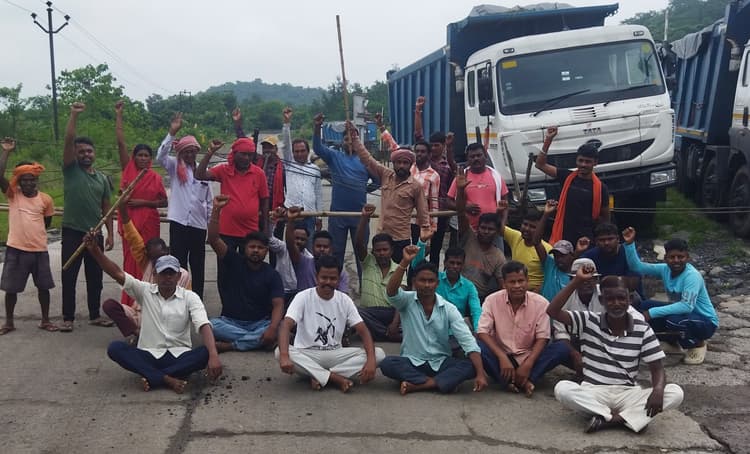 Bokaro News : काम चालू करने की मांग को लेकर मजदूरों ने किया आंदोलन