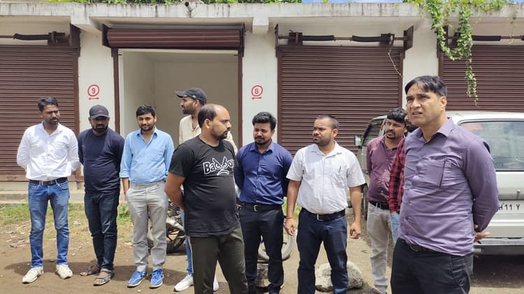 Giridih News: 24 दुकानदारों को तीन दिन में दुकान शिफ्ट करने का अल्टीमेटम