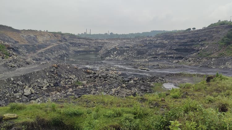 Giridih News: बारिश के चलते तीन माह में लक्ष्य से आधा हुआ कोयला का उत्पादन