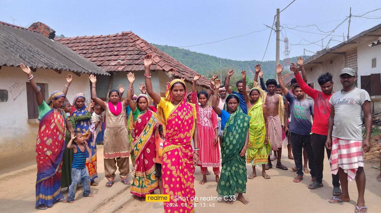 East Singhbhum News : डुंगरीकुली की सड़क बनी दलदल, पैदल व बाइक से चलना खतरनाक