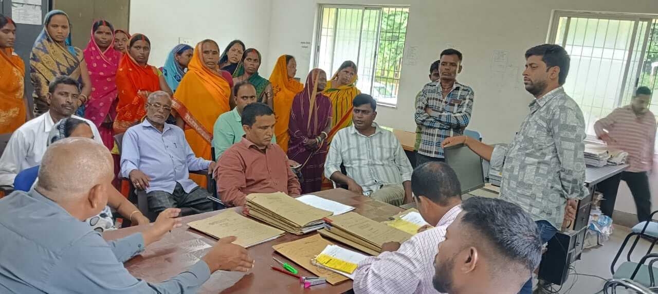 Giridih News: आवास के लिए छह साल से प्रखंड कार्यालय का चक्कर लगा रही महिला