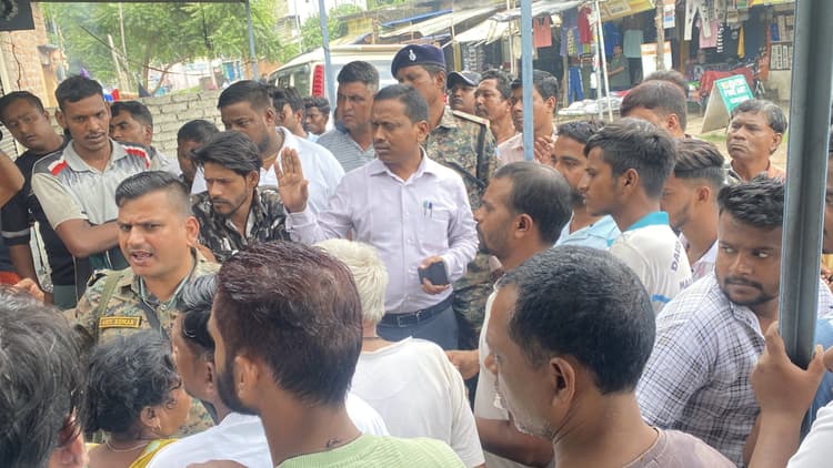 Giridih News: मकान पर दखल दिलाने गयी प्रशासनिक टीम का हुआ विरोध, कार्रवाई 20 दिन के लिए स्थगित