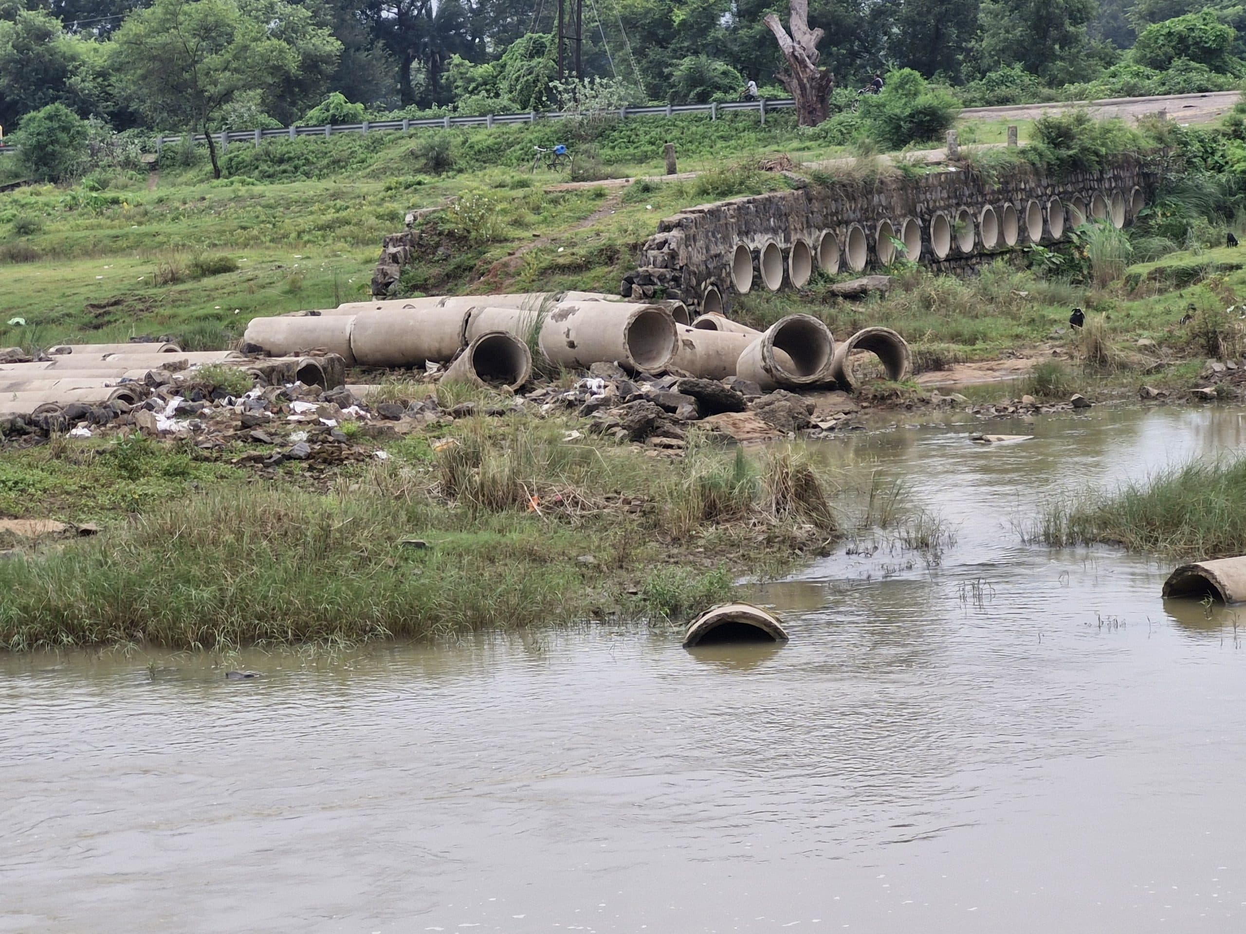 हरना नदी बदल रही धार, नदी में समा रही रैयतों की धनखेती जमीन
