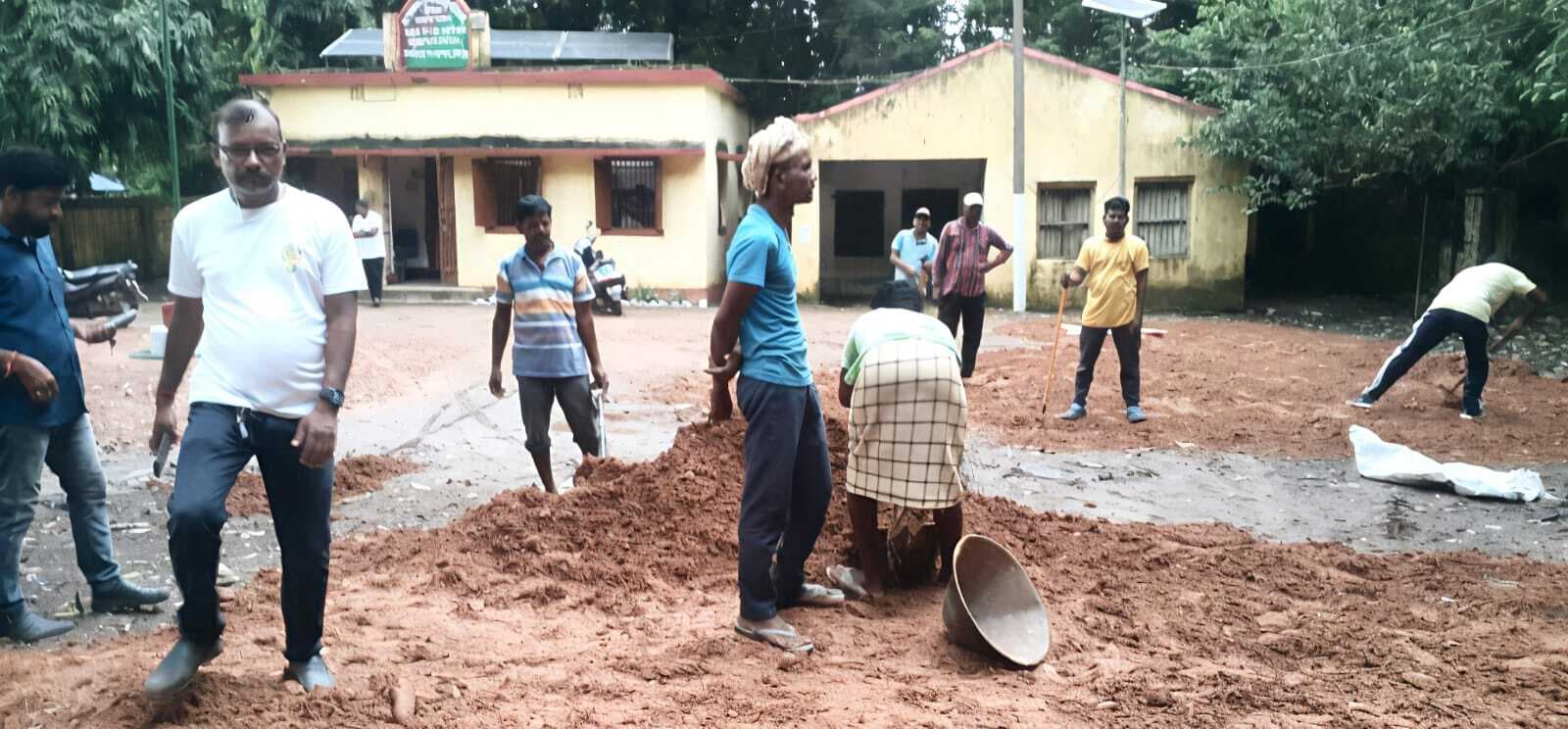 East Singhbhum News : घाटशिला रेंज कार्यालय बना ''''''''टापू'''''''', जलजमाव से स्कूली बच्चों व राहगीरों को हो रही दिक्कत