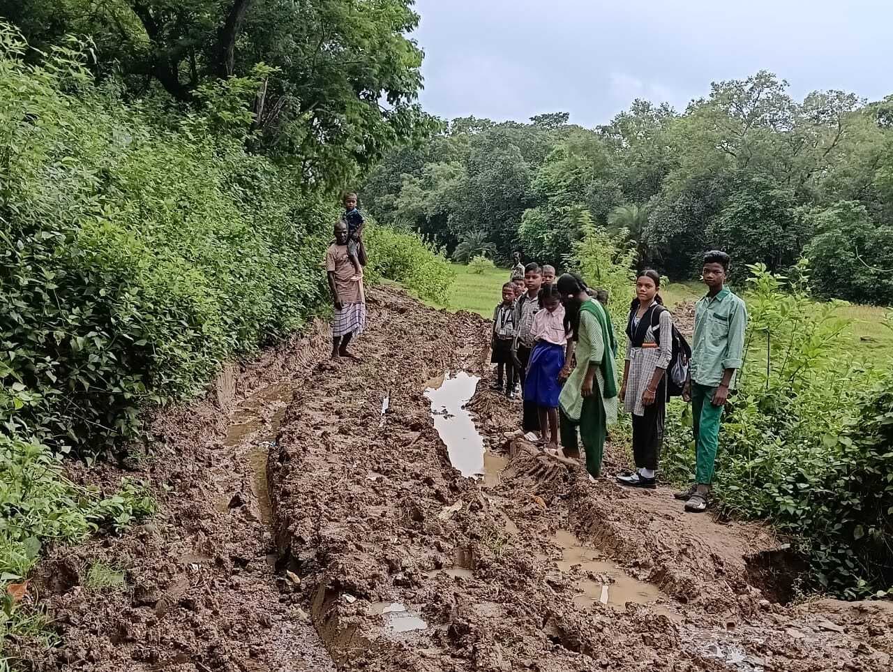East Singhbhum News : डोकाघुटू-निश्चिंतपुर सड़क कीचड़ से भरी, पैदल चलने लायक नहीं