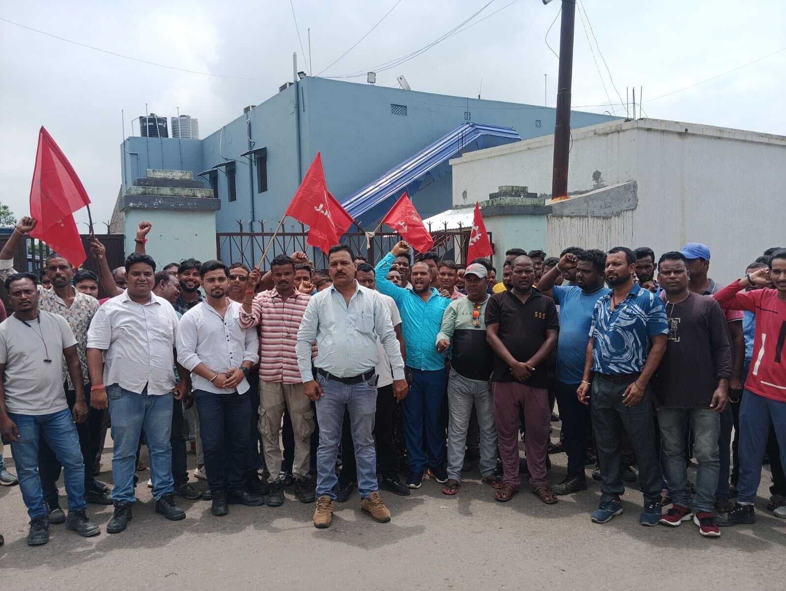 Dhanbad News : बकाये भुगतान को ले जीसीपीएल का काम ठप कराया