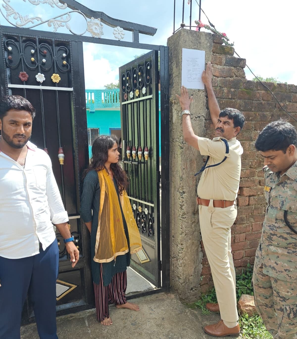 Giridih News: फरार तीन आरोपियों के घर पुलिस ने चिपकाया इश्तेहार