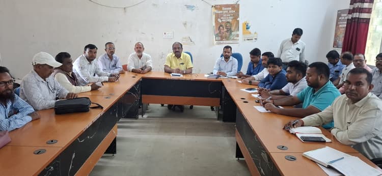 Giridih News: देवरी : बीडीओ ने की क्रियान्वित योजनाओं की समीक्षा